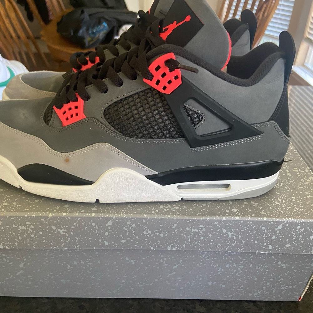 Jordan Men's Black and Red Sneakers